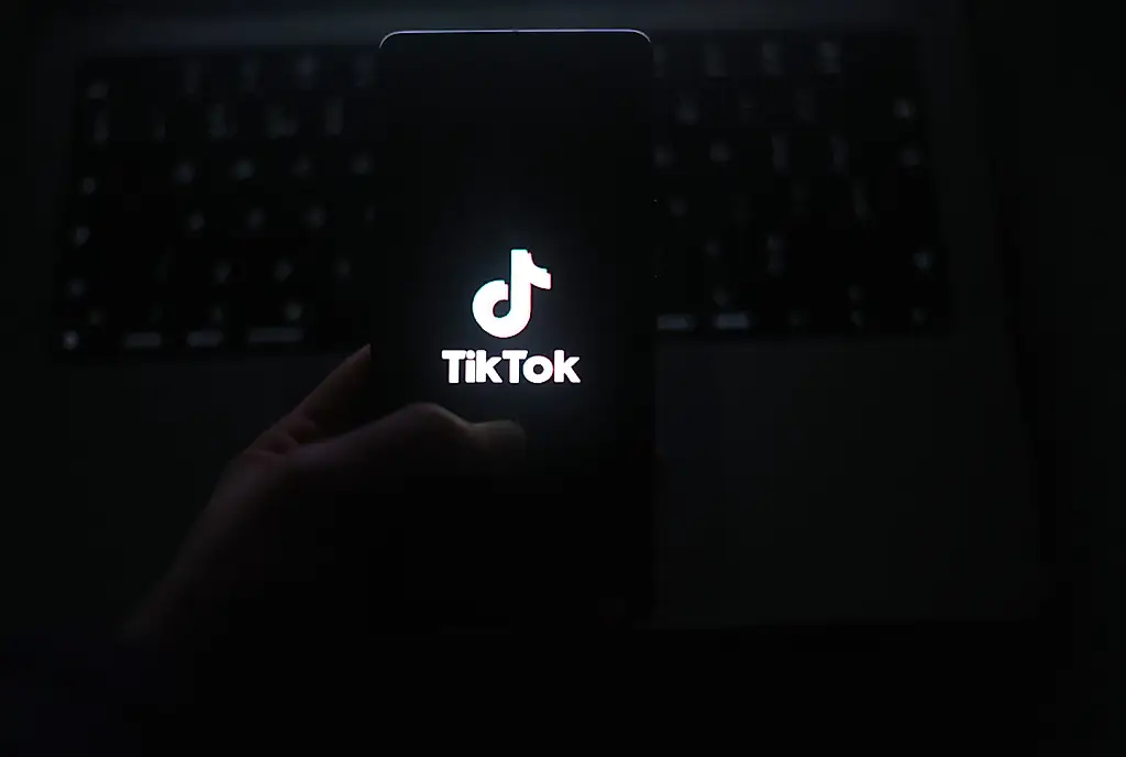 Великобритания преследует TikTok и Reddit за использование данных детей