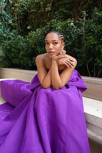 Naomi Ackie: aparición violeta con bolsillos — foto 4