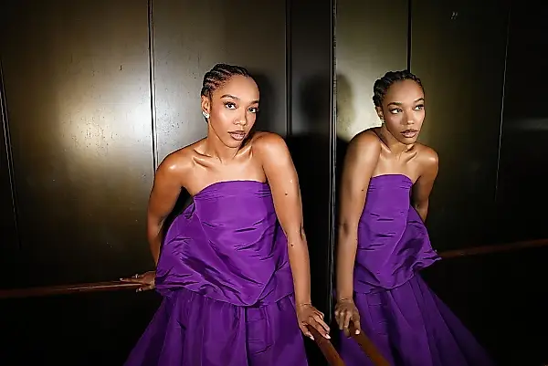 Naomi Ackie: aparición violeta con bolsillos — foto 3