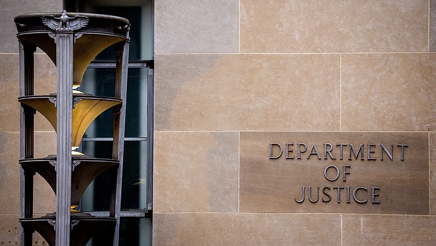 Самая нелепая цензура года: файлы по делу Эпштейна раскрылись сквозь замазку