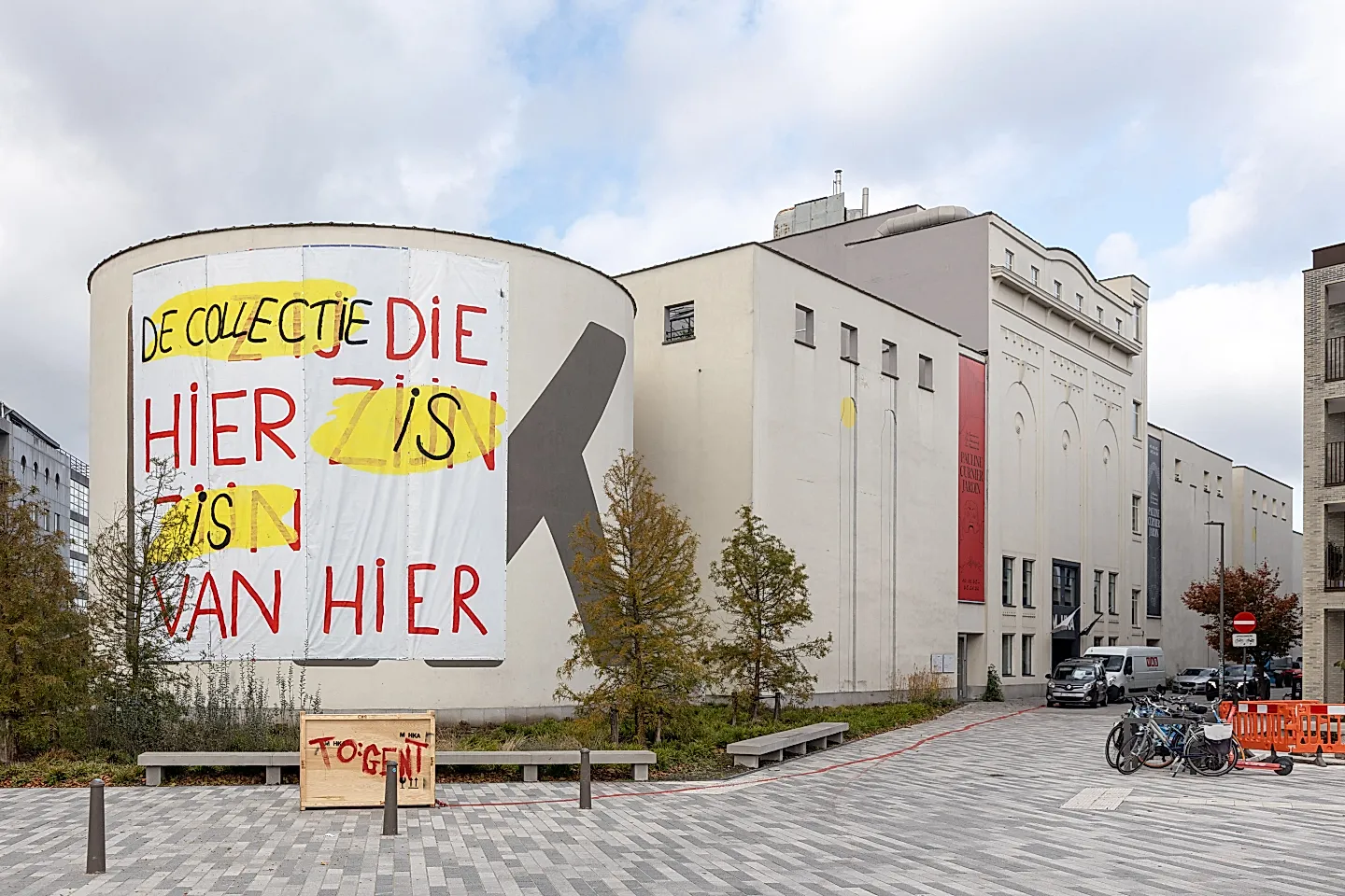 Антверпенский музей современного искусства обвиняет правительство в незаконном роспуске