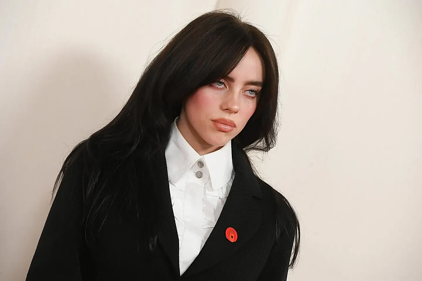 Минправда препирается с Билли Айлиш